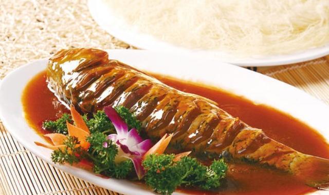 醋溜鱼,最喜欢它酸酸的辣辣的口感了,一条鱼根本不够吃