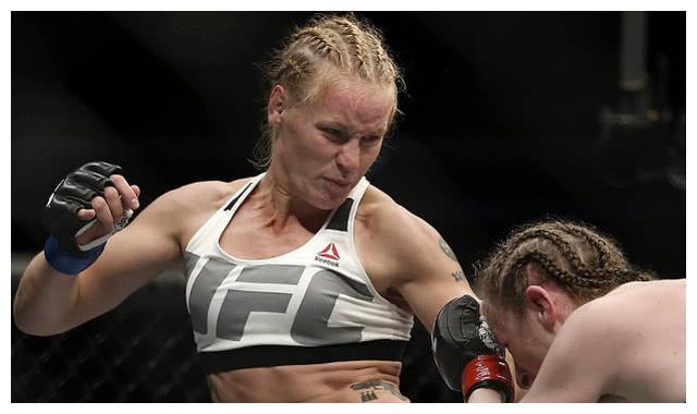 瓦伦蒂娜·舍甫琴科很显然,瓦伦蒂诺对张伟丽的成功卫冕感到不服:"