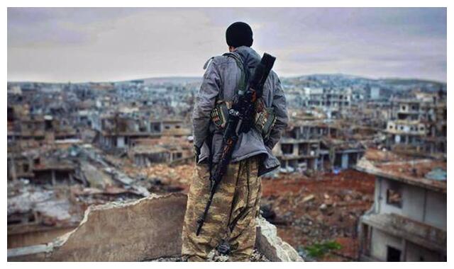 中东传奇狙击手,击毙200人守住一座城,却毁在记者手里