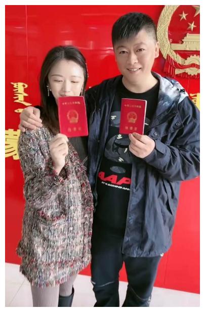 其实,在4月24日,贺树峰就带着妻子去领了结婚证,并大方的在社交网站晒