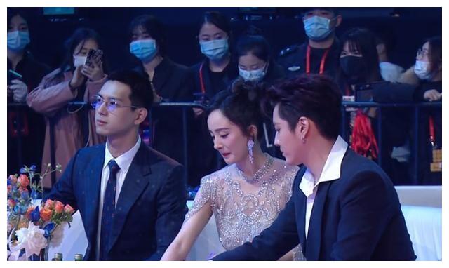 杨幂吴亦凡李现台下玩游戏,星光大赏晚会的舞台下三人同台同框