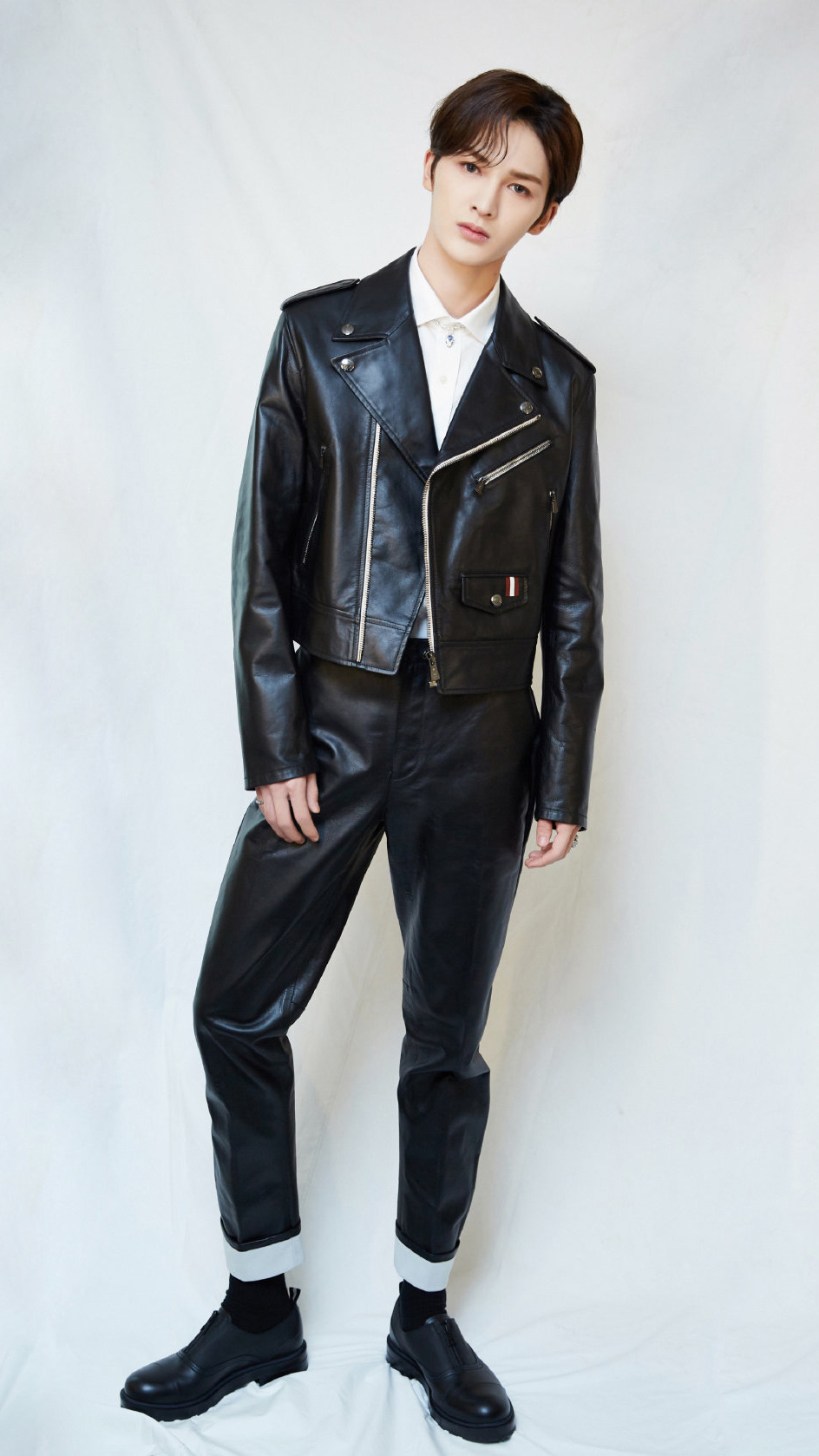 肖战和朱正廷同样搭配黑色圆礼帽一个优雅一个霸气