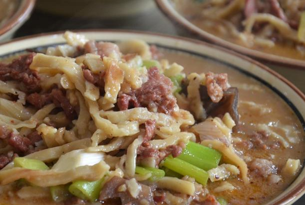 外地人嫌弃,本地人吃不腻,顾客:冲配菜来的|羊肉|烩饼|配菜_新浪新闻