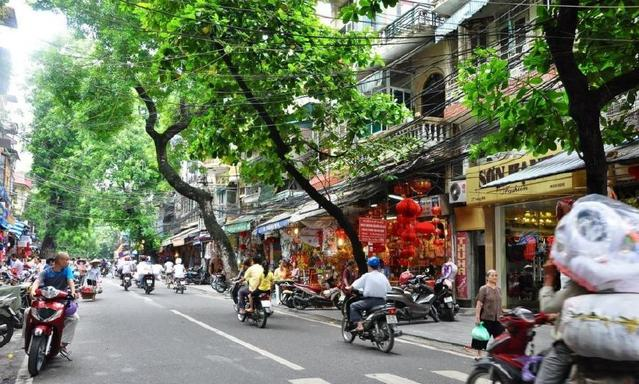 中国游客自驾游越南，当地男人认为戴绿盔是有品位的象征