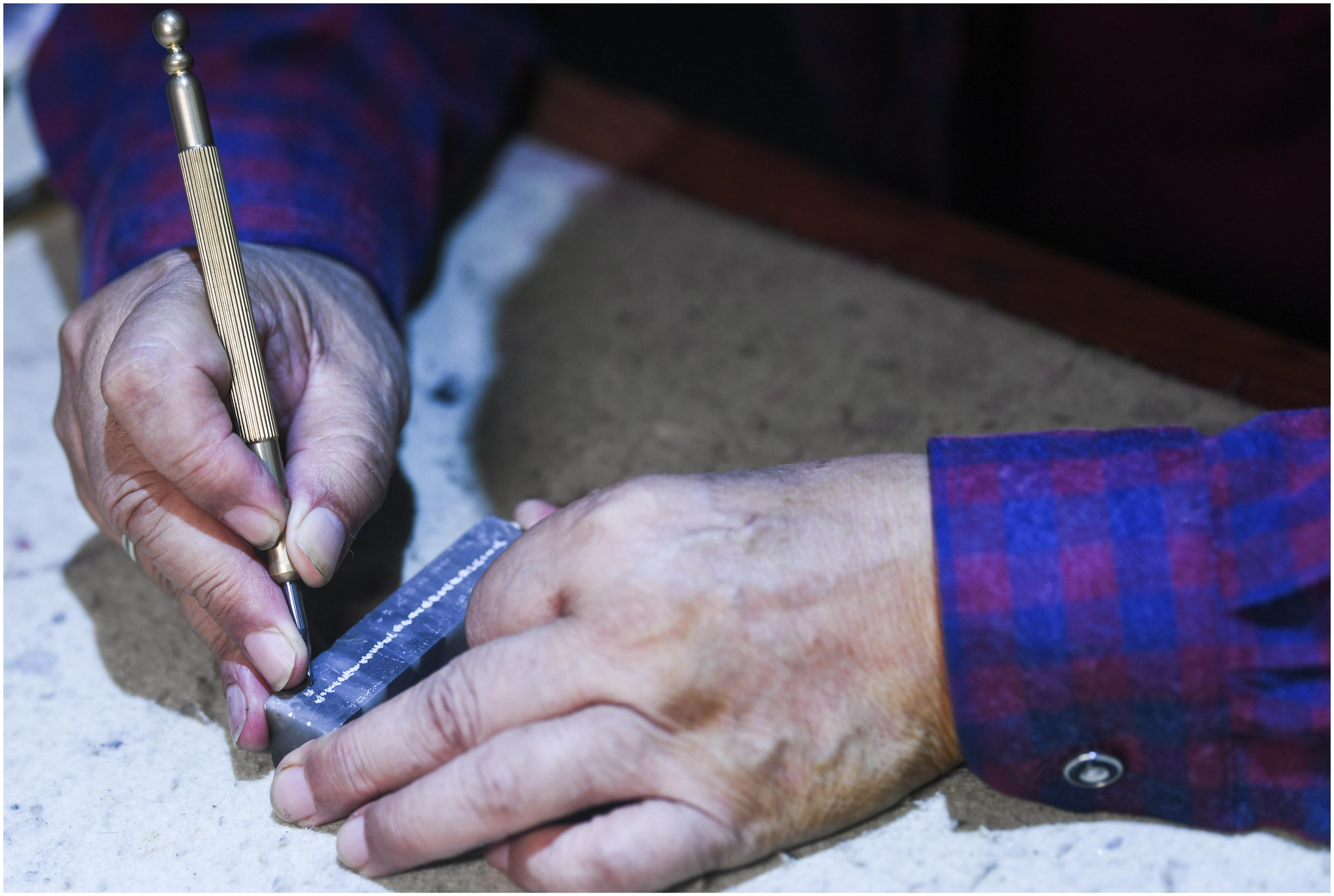 7月12日,潘启慧在进行微刻创作.新华社记者王全超摄