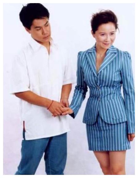 那时的蔡明才二十一岁,丁秋星对蔡明是一见钟情.