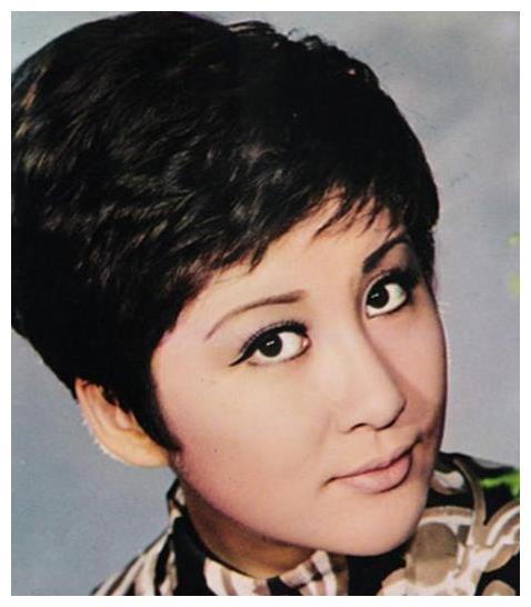 丁佩原名唐美丽,人如其名,生的肤若凝脂,美艳不可方物.