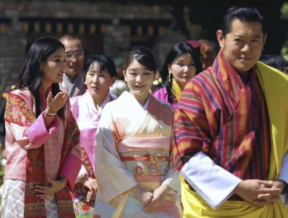 37岁不丹公主闪耀泰国!雪域美人惊艳亮相,被帅气驸马抢尽风头