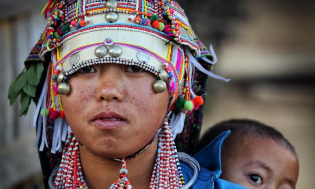 祖籍中国的跨境民族阿卡人:生活艰苦却热情好客,没忘劝酒功夫