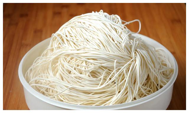 面条用这种细细的新鲜面条,比较适合做卤面.3.