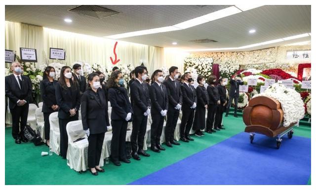 何鸿燊葬礼着装礼仪长孙何广燊八个月大着西装皮鞋彰显身份不同