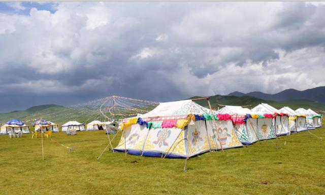 西藏路边的白色帐篷有何用处，为什么不能进？当地人：易进难出休闲区蓝鸢梦想 - Www.slyday.coM