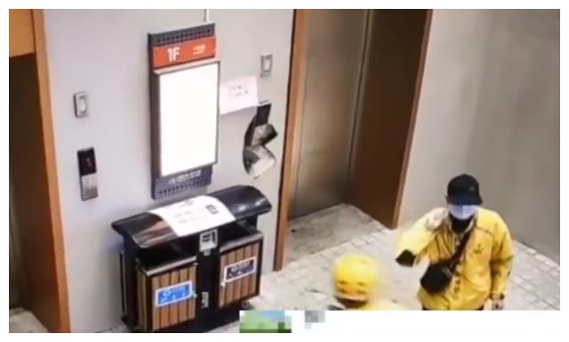 是个狠人!湖北一外卖小哥用脚“按”电梯,一脚下去把墙踹出大洞休闲区蓝鸢梦想 - Www.slyday.coM 是个狠人!湖北一外卖小哥用脚“按”电梯,一脚下去把墙踹出大洞休闲区蓝鸢梦想 - Www.slyday.coM