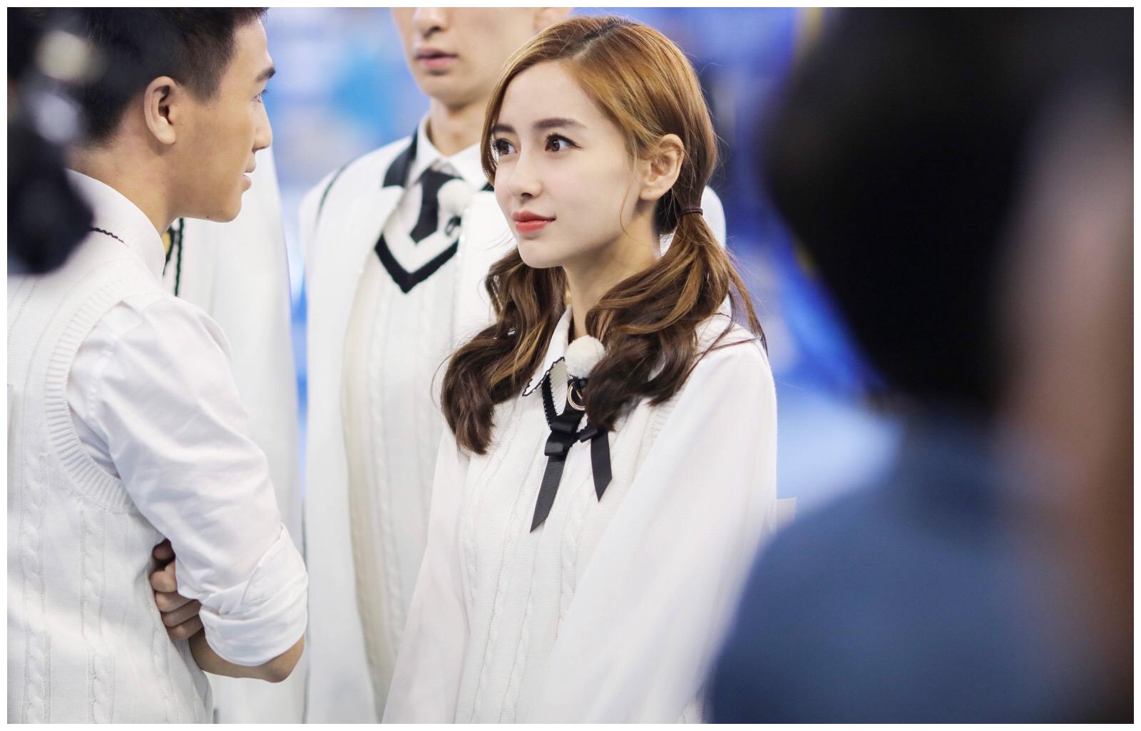 迪丽热巴和杨颖谁更适合《奔跑吧》,三方面分析,结果很明显