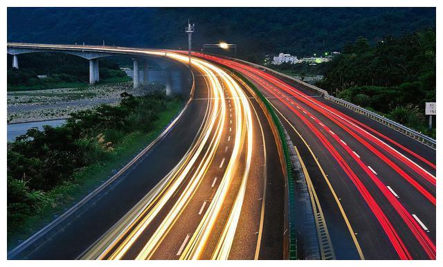 拍摄技巧:车流轨迹怎么拍?这些拍摄要点要注意