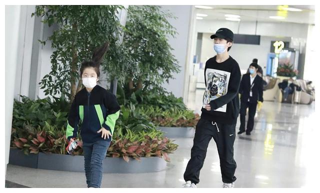 张亮5岁女儿罕见被拍，继承爸爸长腿基因，与哥哥同框超可爱休闲区蓝鸢梦想 - Www.slyday.coM