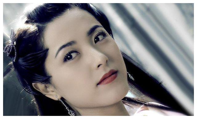 最美青衣曾黎多年不红,如今手戴新疆棉花表达爱国心