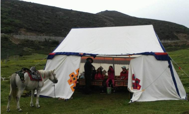 西藏路边的白色帐篷有何用处，为什么不能进？当地人：易进难出休闲区蓝鸢梦想 - Www.slyday.coM