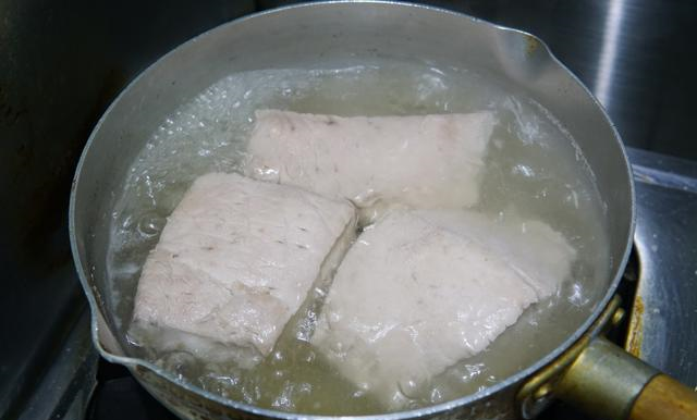 煲汤猪肉5大部位，怎么用才对？大厨教你：肉类正确的氽水方法！休闲区蓝鸢梦想 - Www.slyday.coM