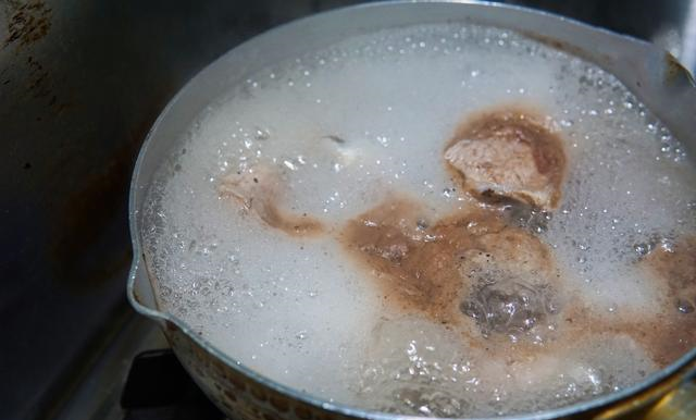 煲汤猪肉5大部位，怎么用才对？大厨教你：肉类正确的氽水方法！休闲区蓝鸢梦想 - Www.slyday.coM