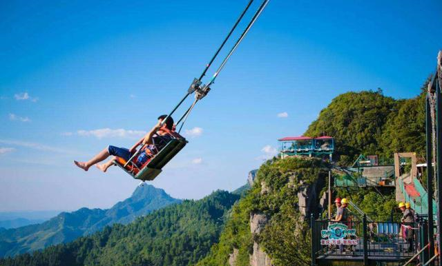亚洲第一悬崖秋千：能荡出百米远，位于中国网红重庆休闲区蓝鸢梦想 - Www.slyday.coM