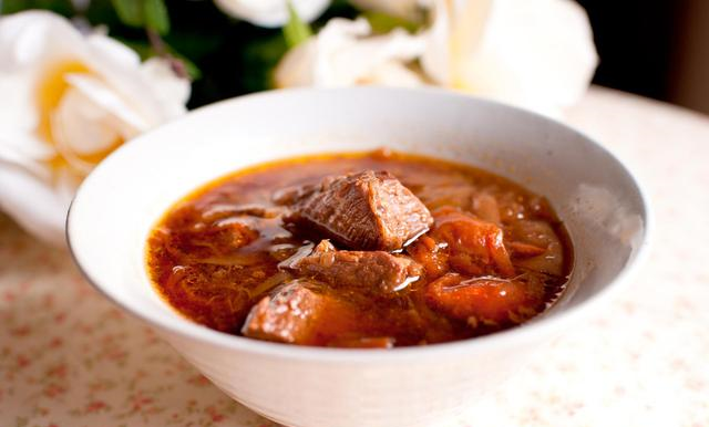 红酒炖牛肉,有人焯水有人直接炖?全不对!教你正确做法,太香了休闲区蓝鸢梦想 - Www.slyday.coM 红酒炖牛肉,有人焯水有人直接炖?全不对!教你正确做法,太香了休闲区蓝鸢梦想 - Www.slyday.coM