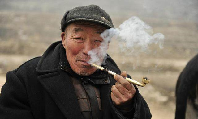山村最后的“老烟袋”:抽旱烟的很少了!|旱烟|烟袋|老人_新浪新闻