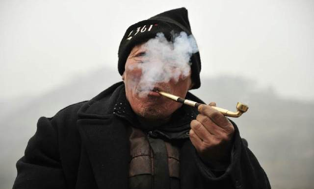 冀北山村最后的老烟袋为省一毛钱烟纸养成了这习惯