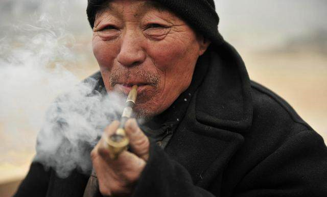 山村最后的“老烟袋”:抽旱烟的很少了!|旱烟|烟袋|老人_新浪新闻