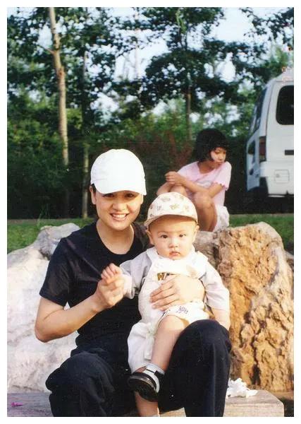 然而令伍宇娟怎样费尽苦心,也难劝他戒毒.