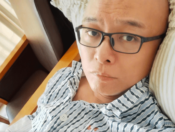 49岁主持人孟非晒病床照面色苍白疑手术刚结束现状让人唏嘘