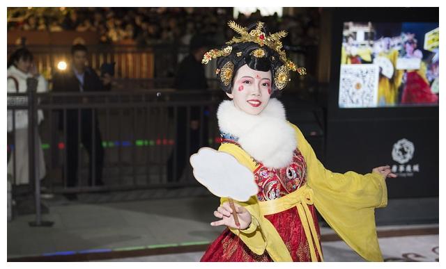 西安"不倒翁小姐姐"冯佳晨素颜亮相 清纯可爱对镜甜笑亲和满满