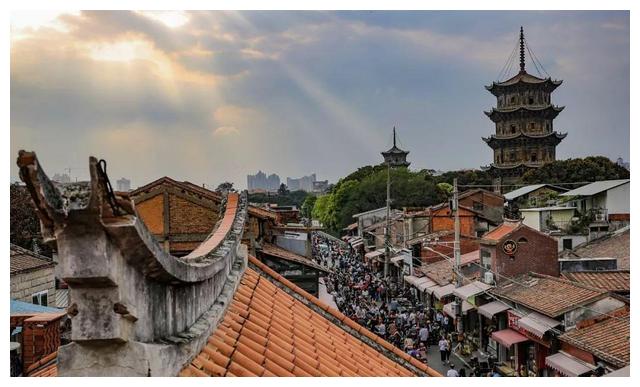 泉州这条老街1300多年历史,1700米长,每家门上的字有玄机