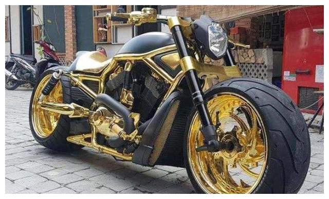 摩托车牌也不是真的,迈巴赫s600也被人认出是奔驰s500,搞了半天就是一