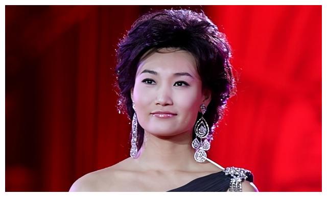 长啸,从乡村小学教师到央视主持人,女儿长得漂亮妻子是谁已成谜