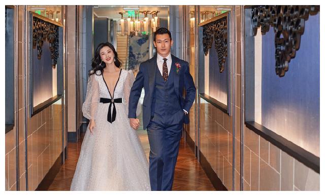 演员朱珠结婚,晒婚礼现场照!老公清华老师二人牵手笑得超甜