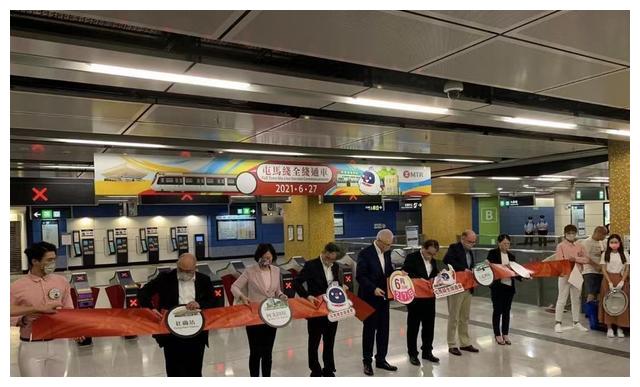 香港最长铁路线屯马线正式通车逾百名市民乘坐特别班次 香港最长铁路线屯马线正式通车逾百名市民乘坐特别班次