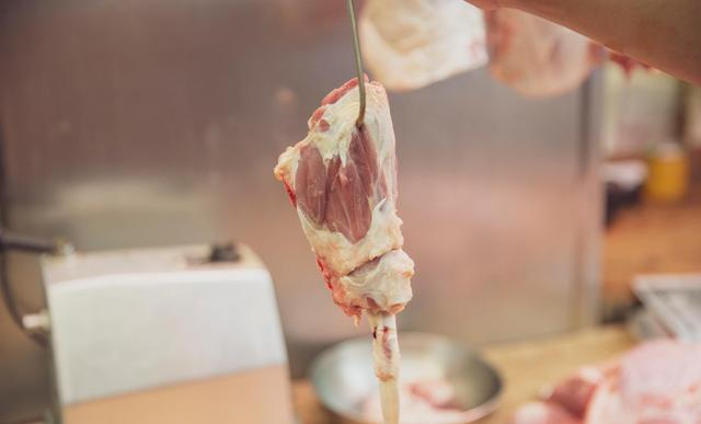 煲汤猪肉5大部位，怎么用才对？大厨教你：肉类正确的氽水方法！休闲区蓝鸢梦想 - Www.slyday.coM
