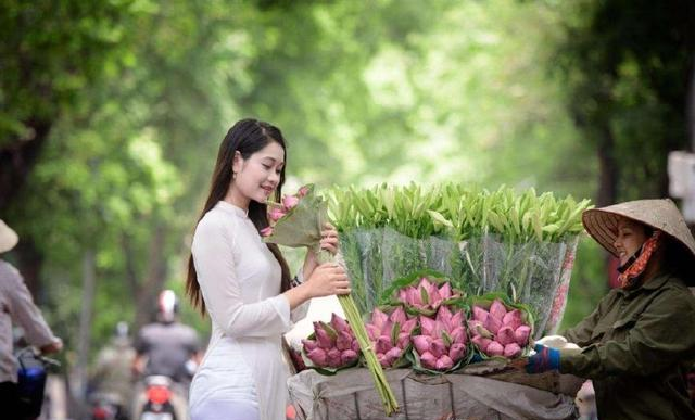 中国游客自驾游越南，当地男人认为戴绿盔是有品位的象征