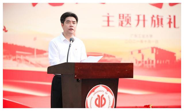 五星红旗在校园冉冉升起，广工师生共同祝福祖国休闲区蓝鸢梦想 - Www.slyday.coM