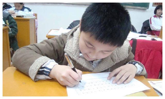 老师罚抄写名字100遍，一个孩子10分钟写完，另一个哭着抄到凌晨休闲区蓝鸢梦想 - Www.slyday.coM