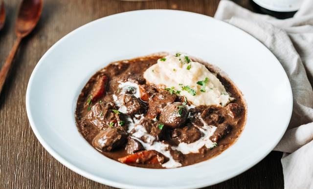 红酒炖牛肉,有人焯水有人直接炖?全不对!教你正确做法,太香了休闲区蓝鸢梦想 - Www.slyday.coM 红酒炖牛肉,有人焯水有人直接炖?全不对!教你正确做法,太香了休闲区蓝鸢梦想 - Www.slyday.coM