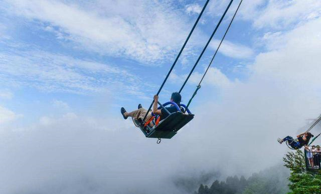 亚洲第一悬崖秋千：能荡出百米远，位于中国网红重庆休闲区蓝鸢梦想 - Www.slyday.coM