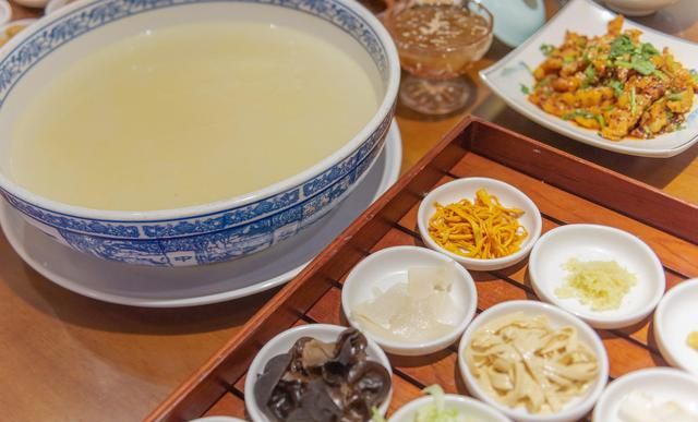 正宗过桥米线的仪式感有多强?一个套餐就用了55个碟子,不可思议休闲区蓝鸢梦想 - Www.slyday.coM 正宗过桥米线的仪式感有多强?一个套餐就用了55个碟子,不可思议休闲区蓝鸢梦想 - Www.slyday.coM