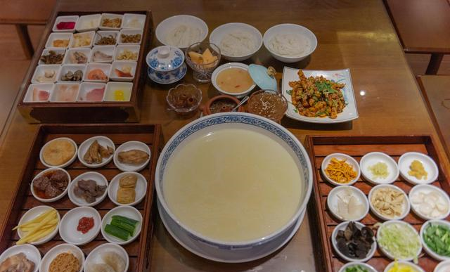 正宗过桥米线的仪式感有多强?一个套餐就用了55个碟子,不可思议休闲区蓝鸢梦想 - Www.slyday.coM 正宗过桥米线的仪式感有多强?一个套餐就用了55个碟子,不可思议休闲区蓝鸢梦想 - Www.slyday.coM