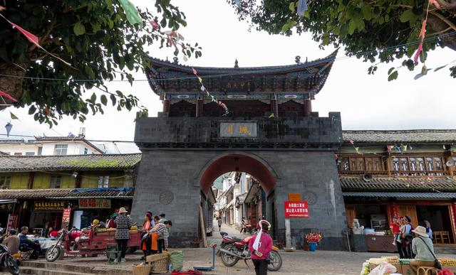 大理周城，蝴蝶泉边“白族扎染之乡”，藏着传承1500年的古老技艺|扎染|周城|白族_新浪新闻