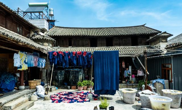 大理周城，蝴蝶泉边“白族扎染之乡”，藏着传承1500年的古老技艺|扎染|周城|白族_新浪新闻