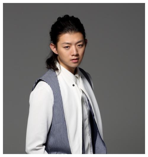 霍尊风波后现身与火风表情凝重互不交流朋友圈疑曝光太悔恨