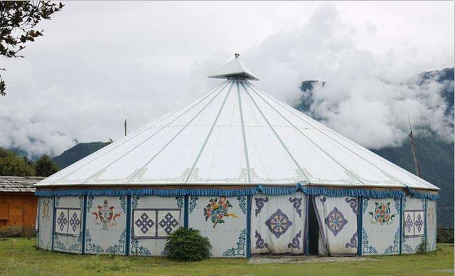 西藏路边的白色帐篷有何用处，为什么不能进？当地人：易进难出休闲区蓝鸢梦想 - Www.slyday.coM