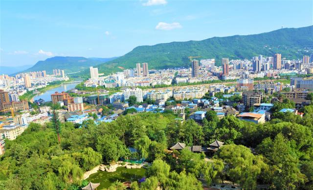 凤凰楼上看广元,嘉陵江绕流,远山叠翠,人口300万,GDP达800亿